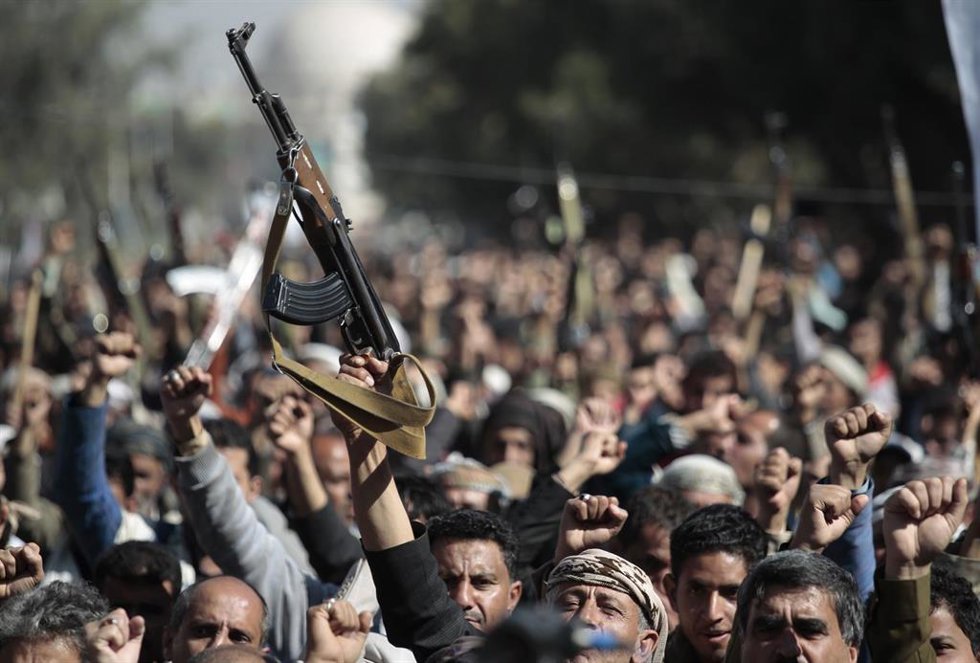 Archivo - Seguidores y miembros de los rebeldes hutíes en una manifestación contra Estados Unidos en la capital de Yemen, Saná (archivo).
