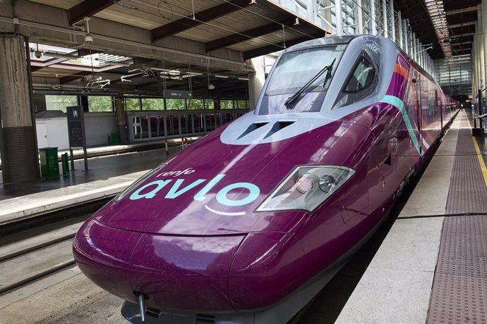 Archivo - Un tren de Renfe AVLO