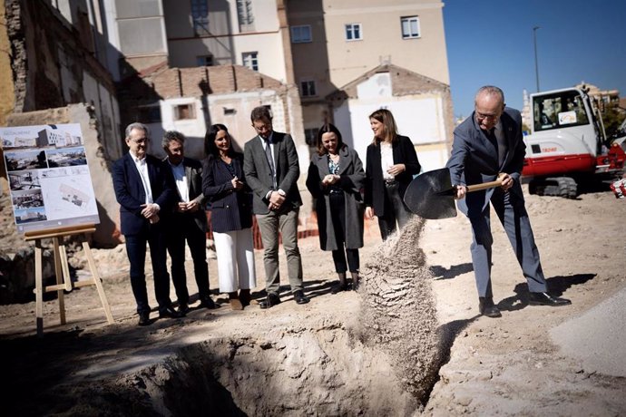 El alcalde, Francisco de la Torre, junto a los concejales de Urbanismo, Cultura y Patrimonio Histórico y distrito Centro, Carmen Casero, Mariana Pineda y Francisco Cantos, respectivamente, participa en el acto de inicio de las obras del Neoalbéniz.