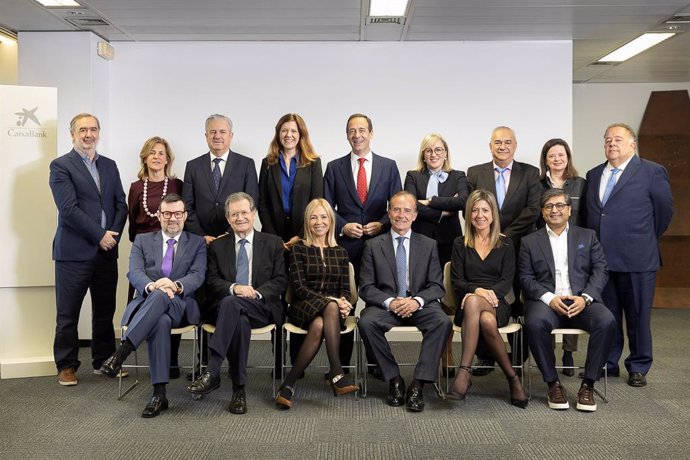 El conseller delegat de CaixaBank, Gonzalo Gortázar, amb el Comitè Consultiu d'accionistes de l'entitat