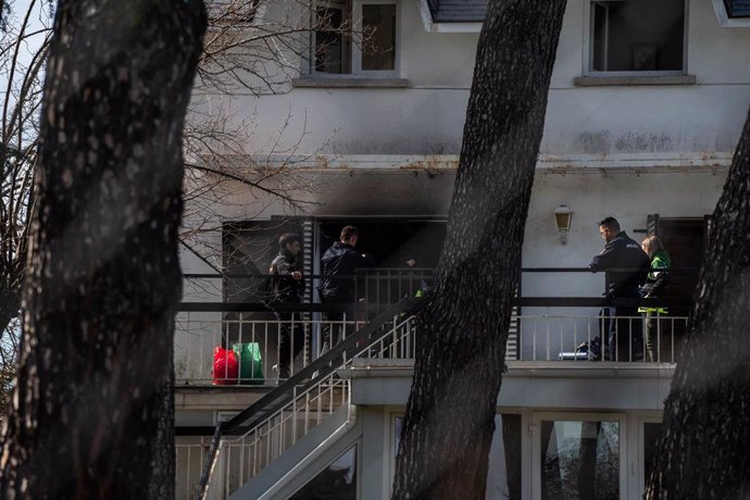 Varios agentes de la Policía Nacional en la Residencia Juan XXIII de Aravaca, donde se produjo el incendio, a 18 de febrero de 2024, en Madrid (España). 