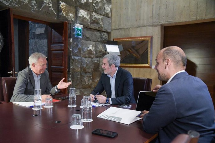 El presidente de Canarias, Fernando Clavijo, y el viceconsejero de Presidencia, Alfonso Cabello, se reúnen con el portavoz del Grupo Parlamentario Socialista, Sebastián Franquis