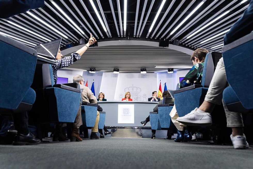 (I-D) La vicepresidenta tercera y ministra para la Transición Ecológica y el Reto Demográfico, Teresa Ribera; la ministra de Educación, Formación Profesional y Deporte, Pilar Alegría y el ministro de Transportes y Movilidad Sostenible, Óscar Puente, dur