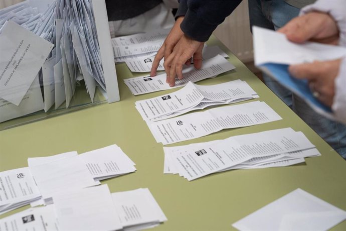 Varias persoas realizan un escrutinio de votos con motivo das eleccións autonómicas de Galicia, no IES Illas Cies, a 18 de febreiro de 2024, en Vigo, Pontevedra, Galicia (España). Todos os galegos foron chamados ás urnas hoxe, 18 de febreiro,