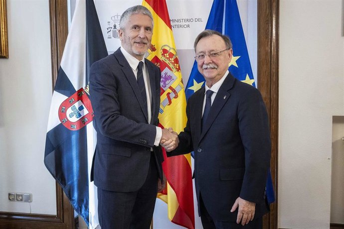 El presidente del Gobierno de Ceuta, Juan Vivas (PP), junto al ministro del Interior, Fernando Grande-Marlaska.