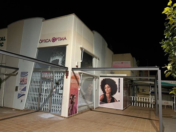 Los delincuentes rompieron el cristal blindado