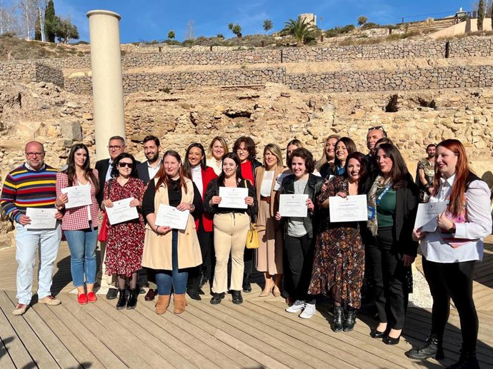 La consejera de Turismo, Carmen Conesa, y la alcaldesa de Cartagena, Noelia Arroyo, con los nuevos guías acreditados.