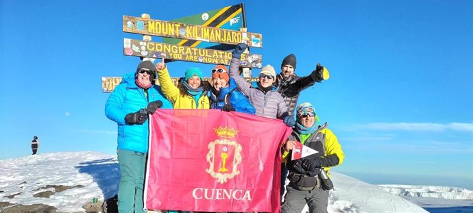 El conquense Miguel Ángel Rubio y su equipo en la cima del Kilimanjaro.