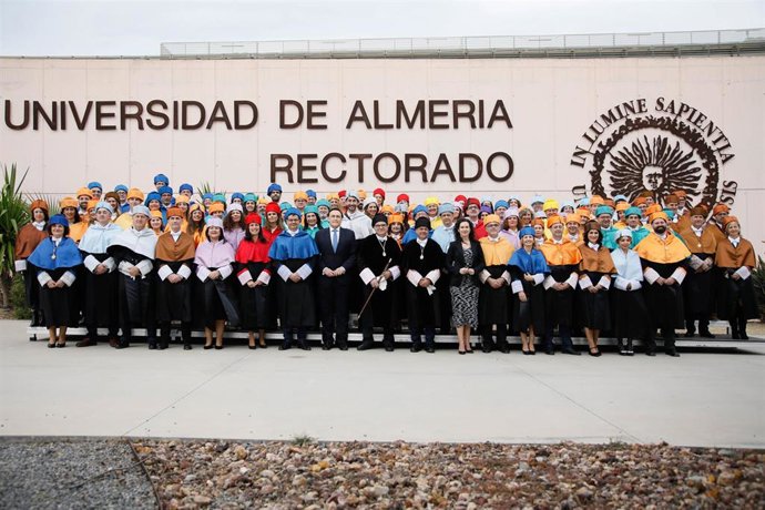 El consejero de Universidad, Investigación e Innovación, José Carlos Gómez Villamandos, preside la foto de familia tras la investidura del nuevo rector de la (UAL), a 16 de febrero de 2024, en Almería, Andalucía (España). 