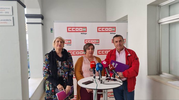 El secretario general de CCOO de Málaga, Fernando Cubillo, y las secretarias de la Mujer de CCOO en la provincia y a nivel andaluz, María José Prados y Patricia Laguna,