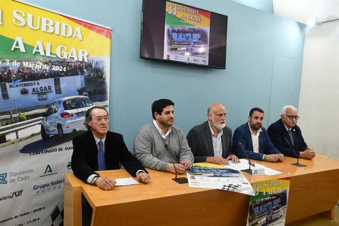 El vicepresidente segundo de Diputación de Cádiz, Javier Vidal, y el delegado territorial de Turismo, Cultura y Deporte de la Junta de Andalucía, Jorge Vázquez, presentan la 33 subida a Algar.