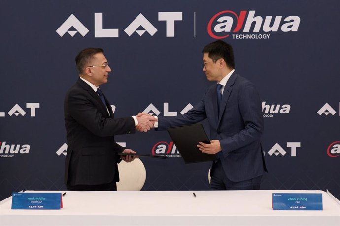 Mr. Amit Midha (Chief Executive Officer of Alat), Mr. Jason Zhao (Executive President of Dahua Technology) and other senior executives from both companies attended the signing ceremony.