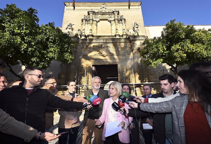 La alcaldesa de Jerez, María José García-Pelayo, anuncia el inicio de las obras para recuperar el Palacio Riquelme.