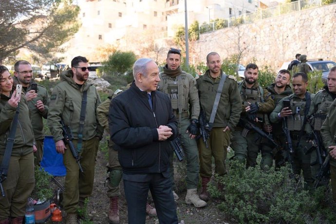El primer ministro israelí, Benjamin Netanyahu, junto a un grupo de soldados.