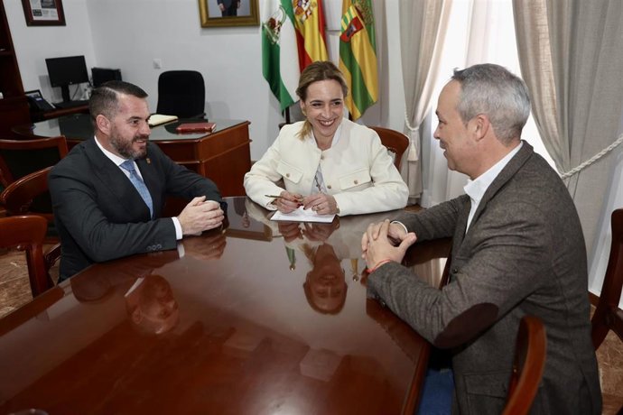 La presidenta de la Diputación de Cádiz con el alcalde de Paterna.
