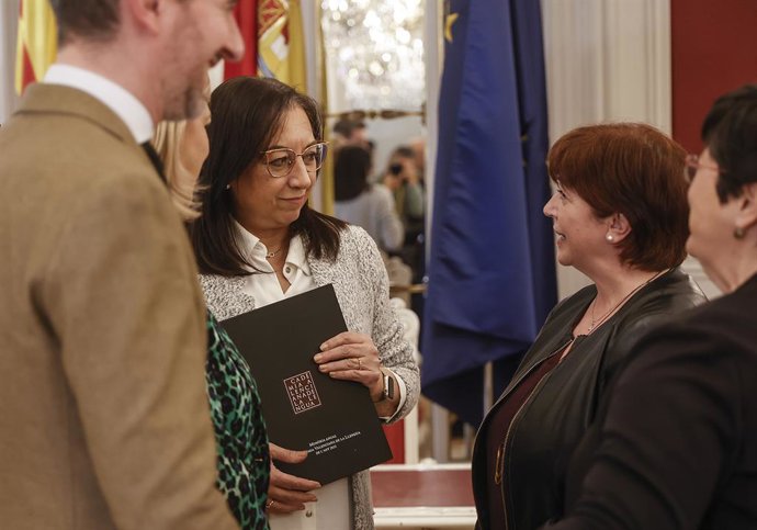 La presidenta de les Corts de Valncia, Llanos Massó (c), rep la Memria de l'Agncia Valenciana de la Llengua 2022, per part de la presidenta de l'Acadmia de la Llengua Valenciana (AVL), Verónica Cantó (d), a Les Corts
