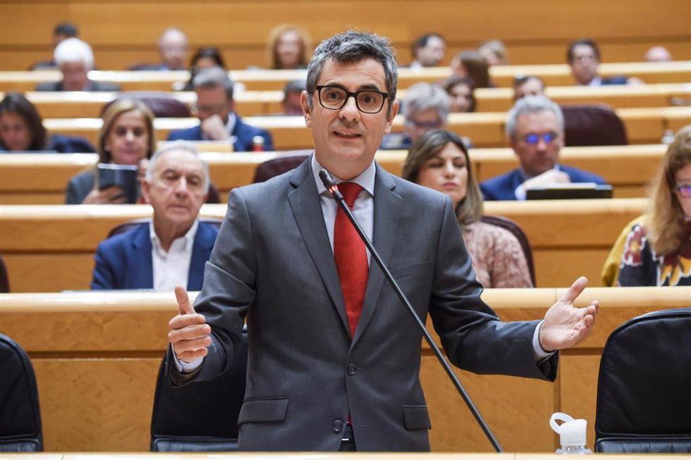 El ministro de la Presidencia, Justicia y Relaciones con las Cortes, Félix Bolaños, interviene durante una sesión de control al Gobierno en la Cámara Alta, a 6 de febrero de 2024, en Madrid (España). El Gobierno afronta esta sesión de control con incert