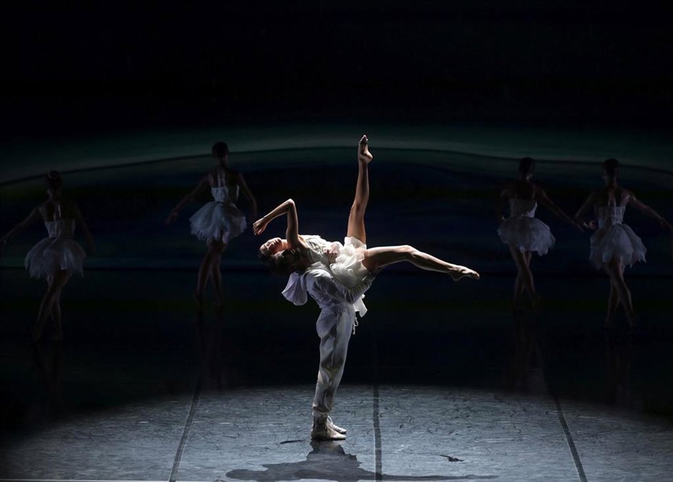 Archivo - Un instante de la representación de 'El lago de los cisnes' del Ballet Preljocaj.