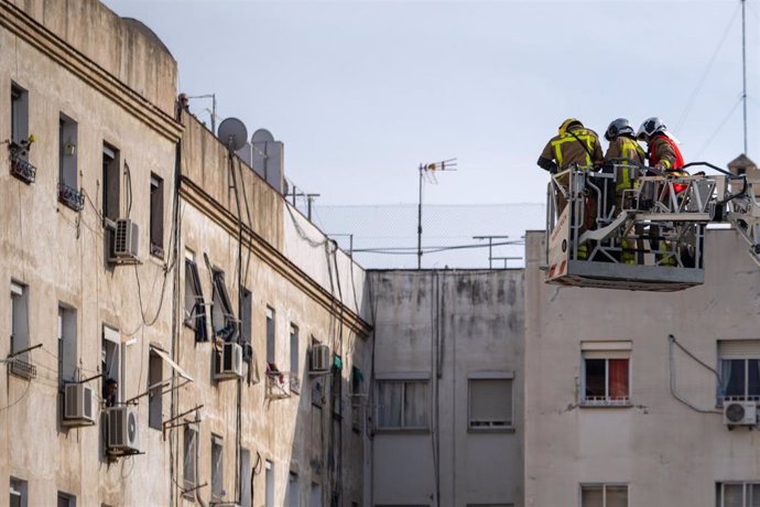 Varios agentes del cuerpo de Bomberos trabaja tras el derrumbe de un edificio en Badalona, a 6 de febrero de 2024, en Badalona, Barcelona, Catalunya (España).