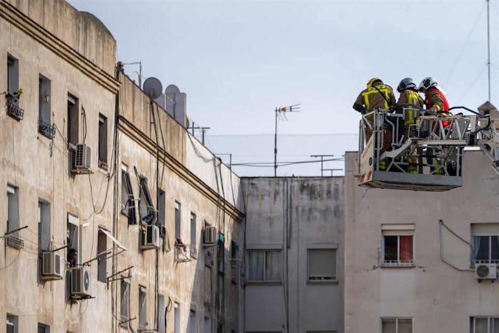 Varios agentes del cuerpo de Bomberos trabaja tras el derrumbe de un edificio en Badalona, a 6 de febrero de 2024, en Badalona, Barcelona, Catalunya (España).