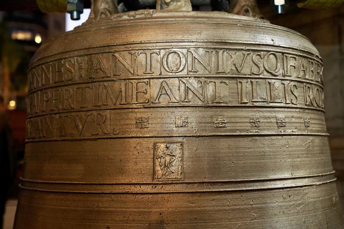 Archivo - Arxiu - Fotografies de la campana "El Borrego", de l'1 de desembre del 2023, dia en el qual va ser traslladada, juntament amb la resta de campanes, des del taller on es va restaurar fins als Santos Juanes.