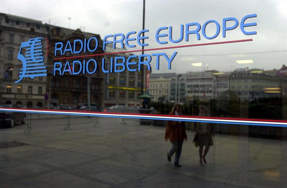 Archivo - Sept. 28, 2001 - U.S. - KRT WORLD NEWS STORY SLUGGED: ATTACKS-RADIOFREEEUROPE KRT PHOTOGRAPH BY JULIE DENESHA/KRT (October 17) PRAGUE, CZECH REPUBLIC -- Employees make their way to the entrance of the Radio Free Europe/Radio Liberty Building, 