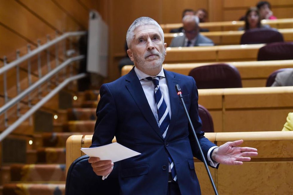 El ministro del Interior, Fernando Grande-Marlaska, durante una sesión de control al Gobierno en la Cámara Alta, a 6 de febrero de 2024, en Madrid (España). El Gobierno afronta esta sesión de control con incertidumbre después de que el PP manifestase qu