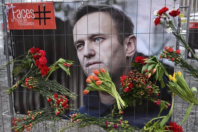 Flores y velas ante una fotografía del disidente ruso Alexei Navalni