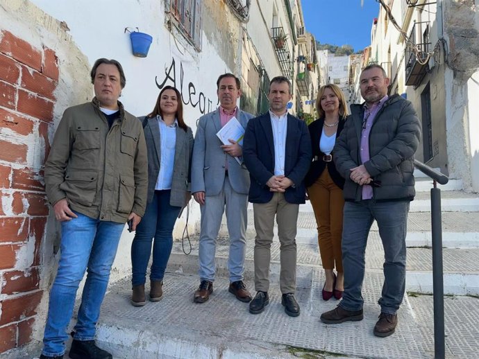 Millán (3d), junto otros concejales del PSOE en Jaén, visita al barrio de San Juan.