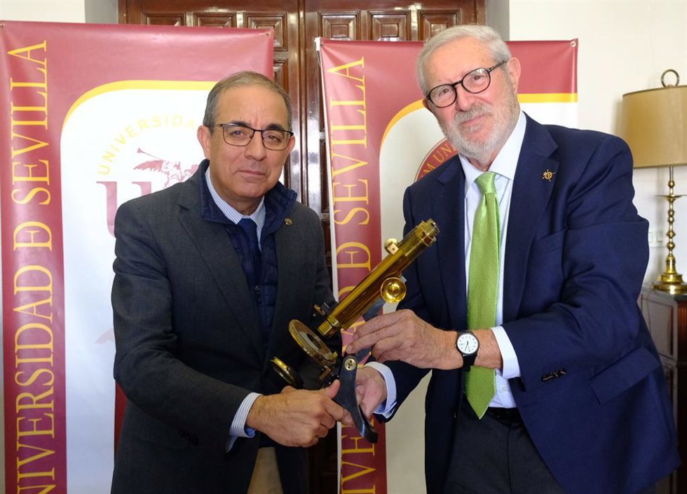 Castro recibe uno de los microscopios donados por el Fondo Perea-Borobio.