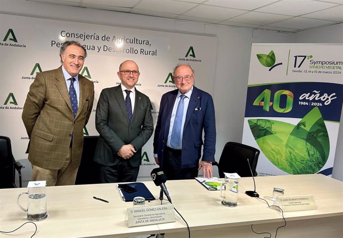 El secretario general de Agricultura, Ganadería y Alimentación de la Consejería de Agricultura, Pesca, Agua y Desarrollo Rural, Manuel Gómez Galera, en la presentación de la 17 edición del Symposium de Sanidad Vegetal