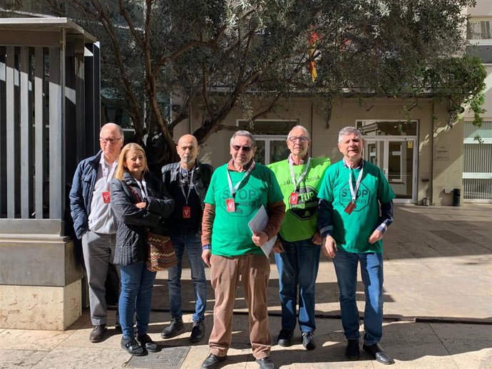 Representantes de las Plataformas de Afectados por las Hipotecas (PAH) frente a Les Corts