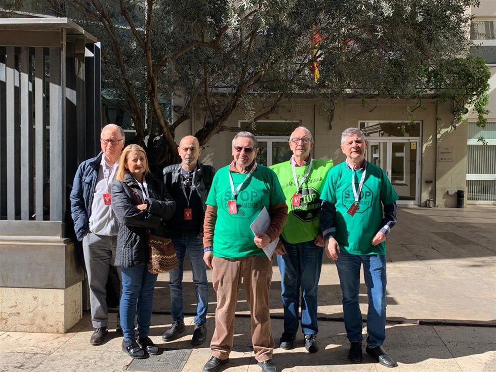 Representantes de las Plataformas de Afectados por las Hipotecas (PAH) frente a Les Corts