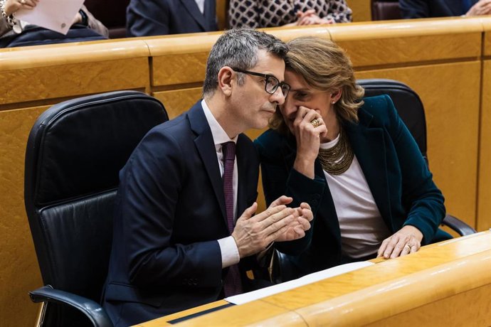 El ministro de Presidencia, Justicia y Relaciones con las Cortes, Félix Bolaños y la vicepresidenta tercera y ministra para la Transición Ecológica y el Reto Demográfico, Teresa Ribera, durante una sesión plenaria en el Senado