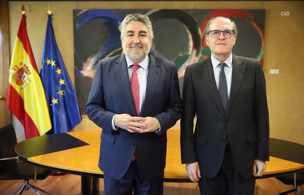 El Defensor del Pueblo, Ángel Gabilondo, ha mantenido este martes un encuentro con el presidente del Consejo Superior de Deportes y secretario de Estado para el Deporte, José Manuel Rodríguez Uribes
