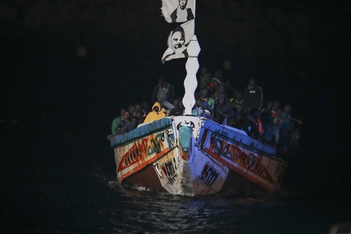 Archivo - Decenas de personas en un cayuco a su llegada al muelle de La Restinga, a 4 de noviembre de 2023, en El Hierro, Islas Canarias (España). Salvamento Marítimo ha rescatado durante la madrugada de hoy un total de cuatro cayucos en aguas cercanas 