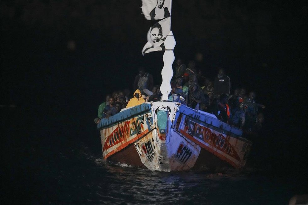 Archivo - Decenas de personas en un cayuco a su llegada al muelle de La Restinga, a 4 de noviembre de 2023, en El Hierro, Islas Canarias (España). Salvamento Marítimo ha rescatado durante la madrugada de hoy un total de cuatro cayucos en aguas cercanas 