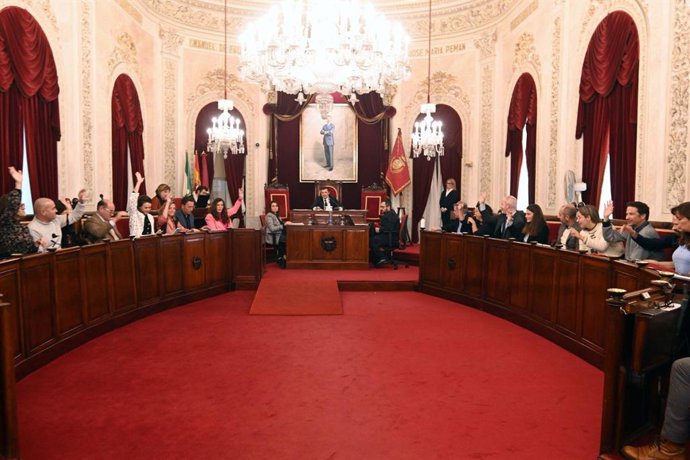 El pleno del Ayuntamiento de Cádiz vota el reconocimiento extrajudicial de crédito para el servicio de ayuda a domicilio