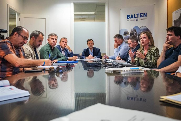 El vicepresidente del Cabildo de Tenerife, Lope Afonso, en una reunión con organizaciones agrícolas para abordar la emergencia por sequía en la isla