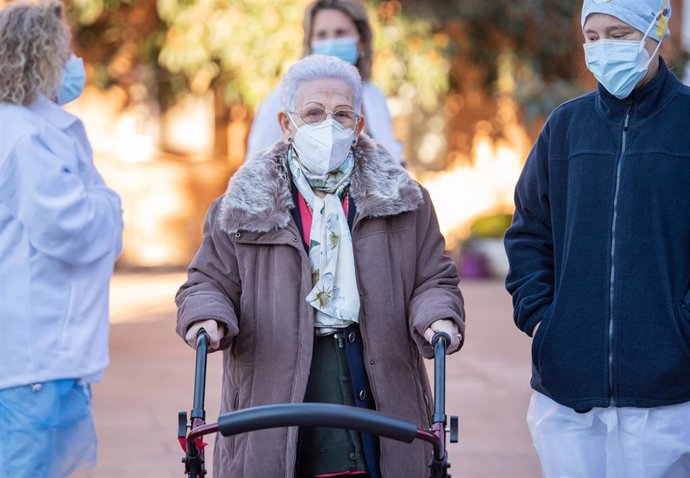 Archivo - Araceli y Mónica, la residente más longeva de la Residencia de mayores Los Olmos  y la sanitaria más joven, tras recibir la segunda dosis de la vacuna Pfizer-BioNTech, en Guadalajara, Castilla-La Mancha (España), a 18 de enero de 2021.  