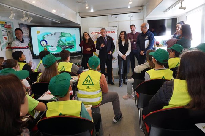 Gálvez y Viso visitan el CEIP Laureado Capitán Trevilla, de Adamuz.