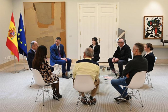 El presidente del Gobierno, Pedro Sánchez, se reúne con representantes de la comunidad palestina en España en el Palacio de la Moncloa