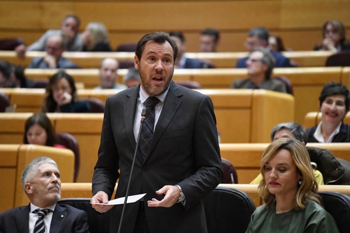Archivo - El ministro de Transporte y Movilidad Sostenible, Óscar Puente (c), interviene durante un pleno en el Senado, a 19 de diciembre de 2023, en Madrid (España). El Gobierno de coalición PSOE-Sumar se enfrentan a las preguntas del Senado en la sesi