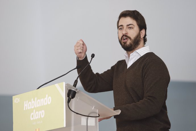 El vicepresidente de la Junta de Castilla y León, Juan García-Gallardo, interviene durante un acto público de precampaña, en el Auditorio Palacio de Congresos ‘Mar de Vigo’, a 28 de enero de 2024, en Pontevedra, Galicia (España).