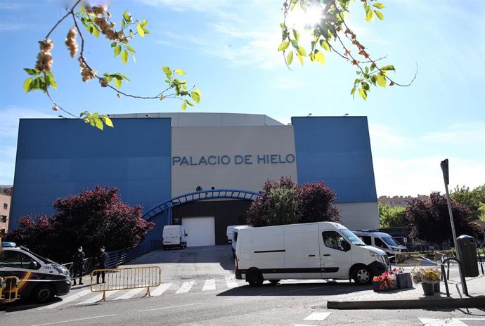 Archivo - Un furgón fúnebre sale del Palacio de Hielo de Madrid.