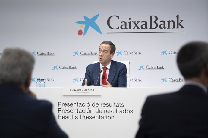 Archivo - El consejero delegado de CaixaBank, Gonzalo Gortázar, durante la presentación del programa de recompra de acciones, en la sede de CaixaBank, a 28 de julio de 2023, en Valencia, Comunidad Valenciana (España). 