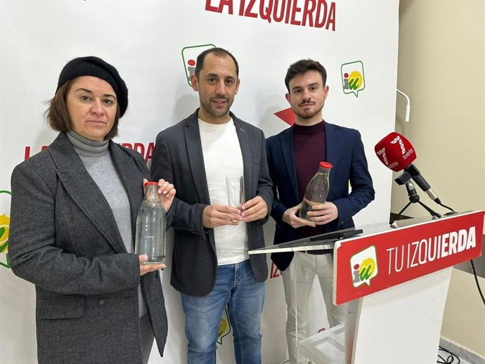 Archivo - Irene Ruiz (izda.), junto al coordinador provincial de IU, Sebastián Pérez (centro), y el también diputado provincial de IU, José Manuel Cobo, en la sede provincial de su partido.