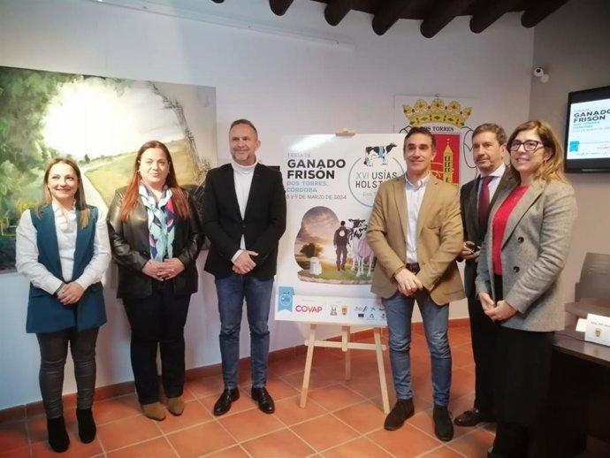 Autoridades en la presentación de la XVI Feria de Ganado Frisón 'Usías Holstein', de Dos Torres.