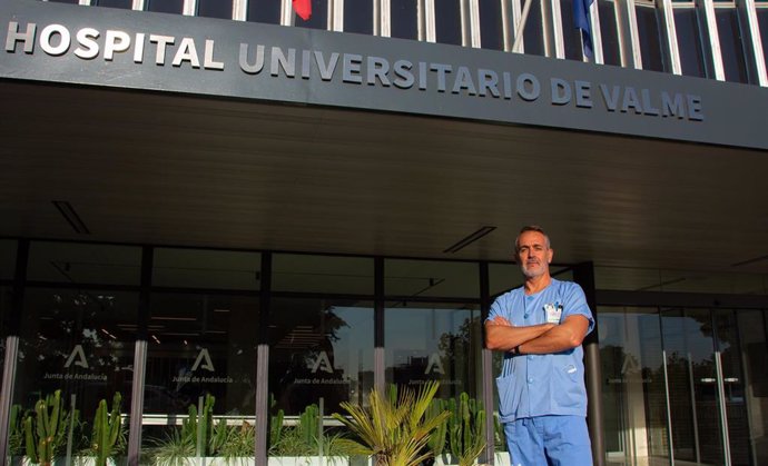 El enfermero del Valme José Manuel Andrade, a las puertas del centro hospitalario.