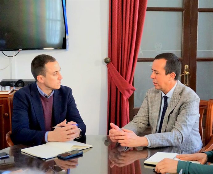 El alcalde de Vera, Alfonso García, y el subdelegado de Gobierno en Almería, José María Martín.